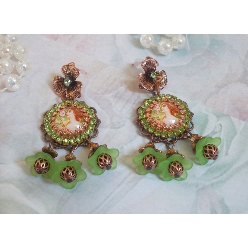 BO Forest of Flowers gemaakt met lucite bloemen, vergrootglas cabochons, kristallen, prints en diverse accessoires.