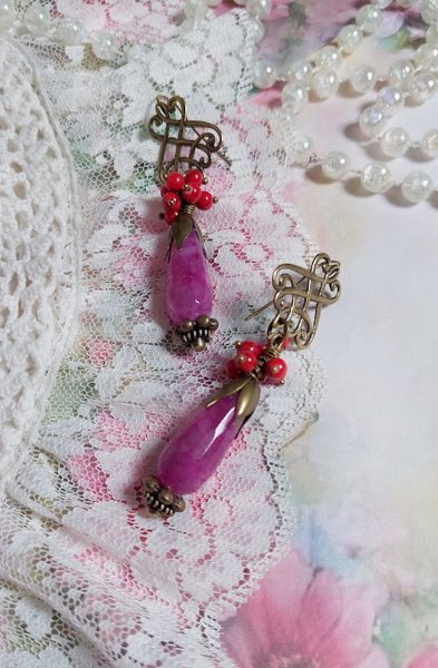 BO Framboises mont&eacute;es avec des perles en Jade, clous, rondelles, coupelles et crochets d'oreilles estampes 