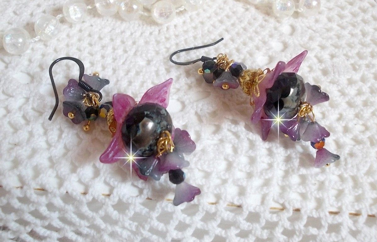 BO Funky Black gemaakt met handgeschilderde Lucite bloemen in paars, kristallen, glaskralen en diverse gouden en zwarte accessoires.