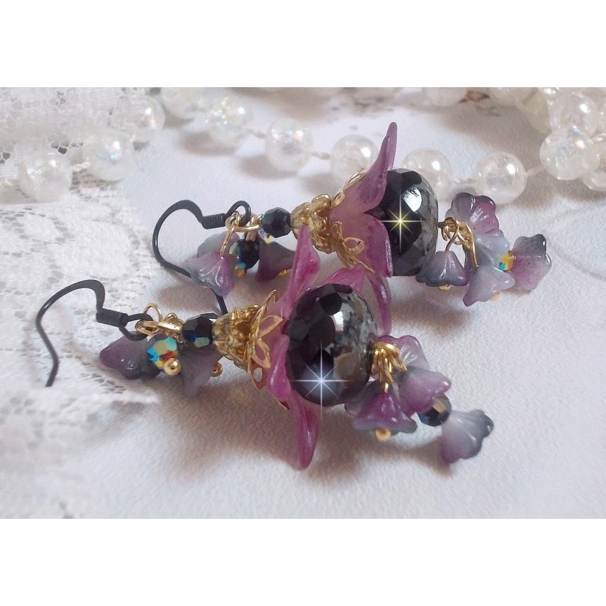 BO Funky Black gemaakt met handgeschilderde Lucite bloemen in paars, kristallen, glaskralen en diverse gouden en zwarte accessoires.