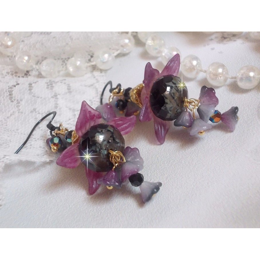 BO Funky Black gemaakt met handgeschilderde Lucite bloemen in paars, kristallen, glaskralen en diverse gouden en zwarte accessoires.