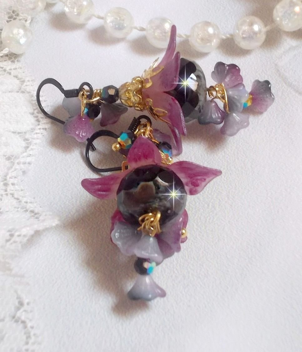 BO Funky Black gemaakt met handgeschilderde Lucite bloemen in paars, kristallen, glaskralen en diverse gouden en zwarte accessoires.