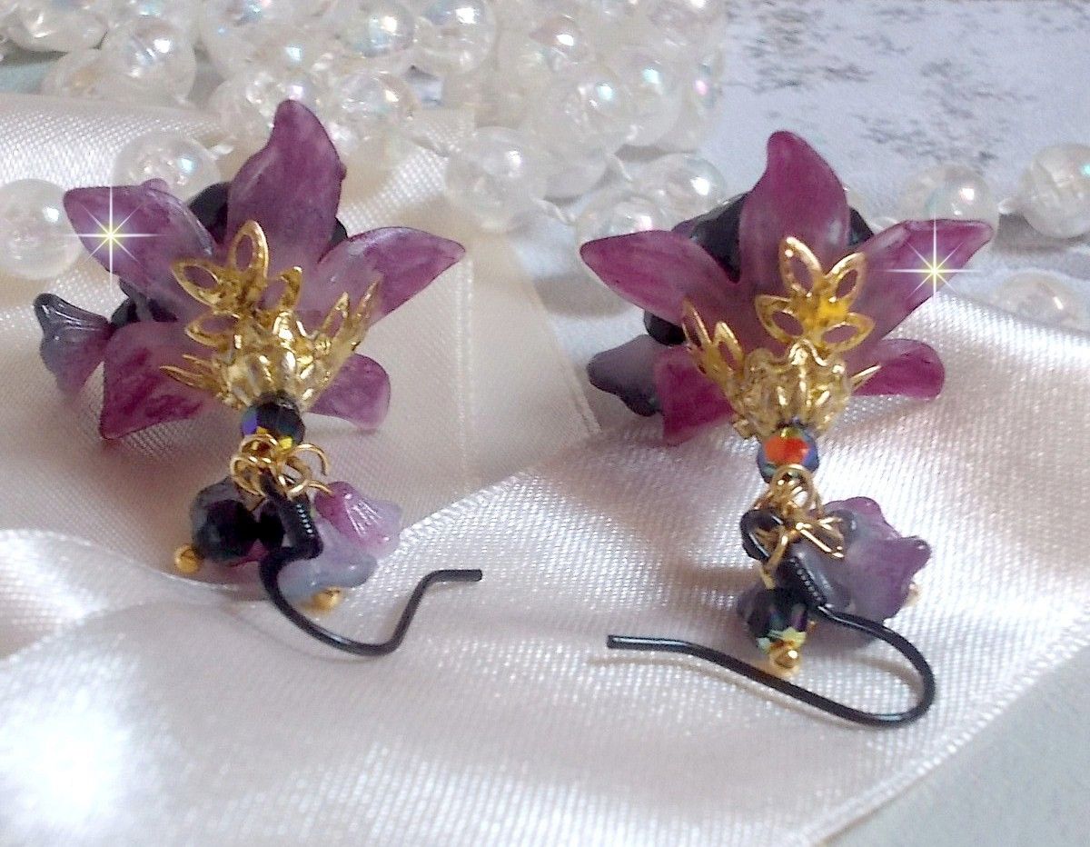 BO Funky Black gemaakt met handgeschilderde Lucite bloemen in paars, kristallen, glaskralen en diverse gouden en zwarte accessoires.