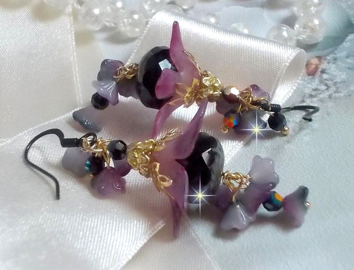 BO Funky Black gemaakt met handgeschilderde Lucite bloemen in paars, kristallen, glaskralen en diverse gouden en zwarte accessoires.