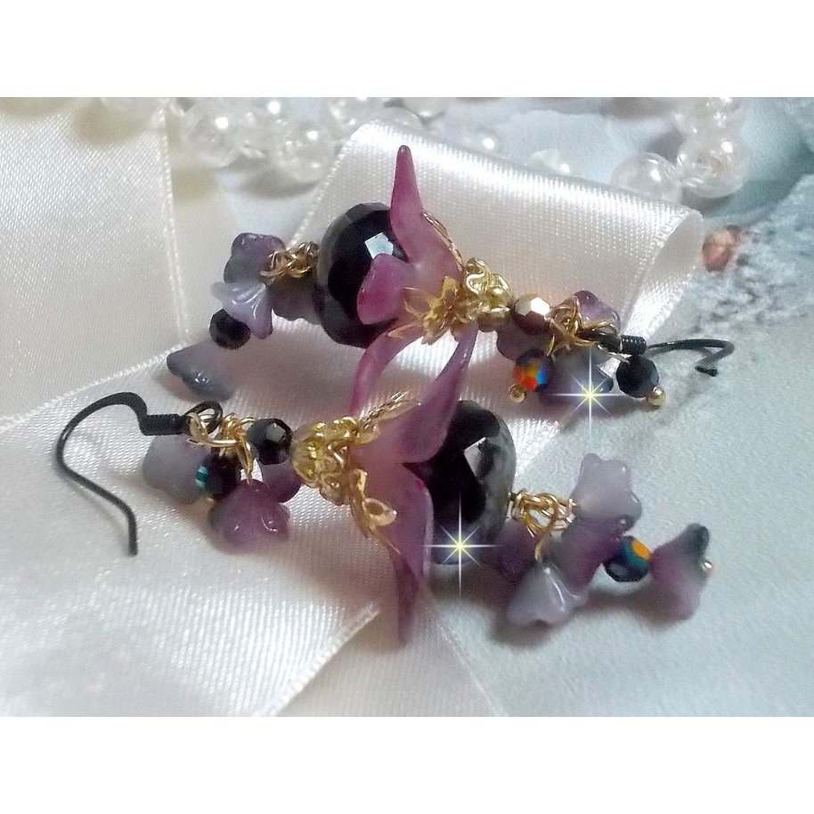 BO Funky Black gemaakt met handgeschilderde Lucite bloemen in paars, kristallen, glaskralen en diverse gouden en zwarte accessoires.
