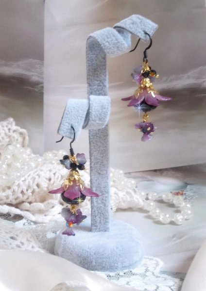 BO Funky Black gemaakt met handgeschilderde Lucite bloemen in paars, kristallen, glaskralen en diverse gouden en zwarte accessoires.