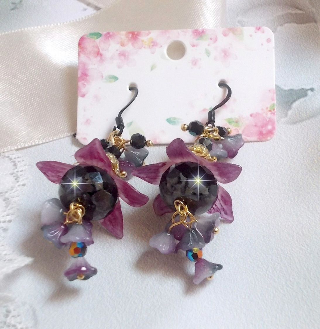 BO Funky Black gemaakt met handgeschilderde Lucite bloemen in paars, kristallen, glaskralen en diverse gouden en zwarte accessoires.