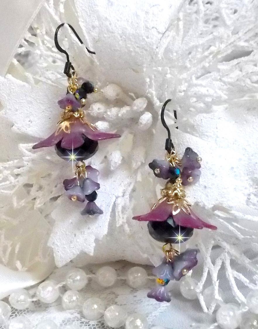 BO Funky Black gemaakt met handgeschilderde Lucite bloemen in paars, kristallen, glaskralen en diverse gouden en zwarte accessoires.