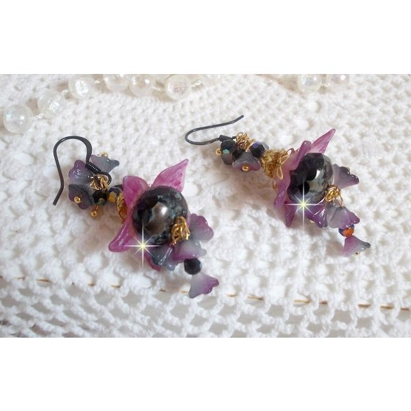 BO Funky Black gemaakt met handgeschilderde Lucite bloemen in paars, kristallen, glaskralen en diverse gouden en zwarte accessoires.