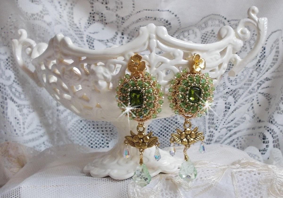 BO Garden Party geborduurd met vintage groene cabochons, Swarovski kristallen, parels en Miyuki rocailles.