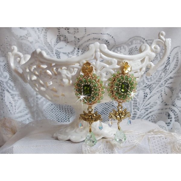 BO Garden Party geborduurd met vintage groene cabochons, Swarovski kristallen, parels en Miyuki rocailles.