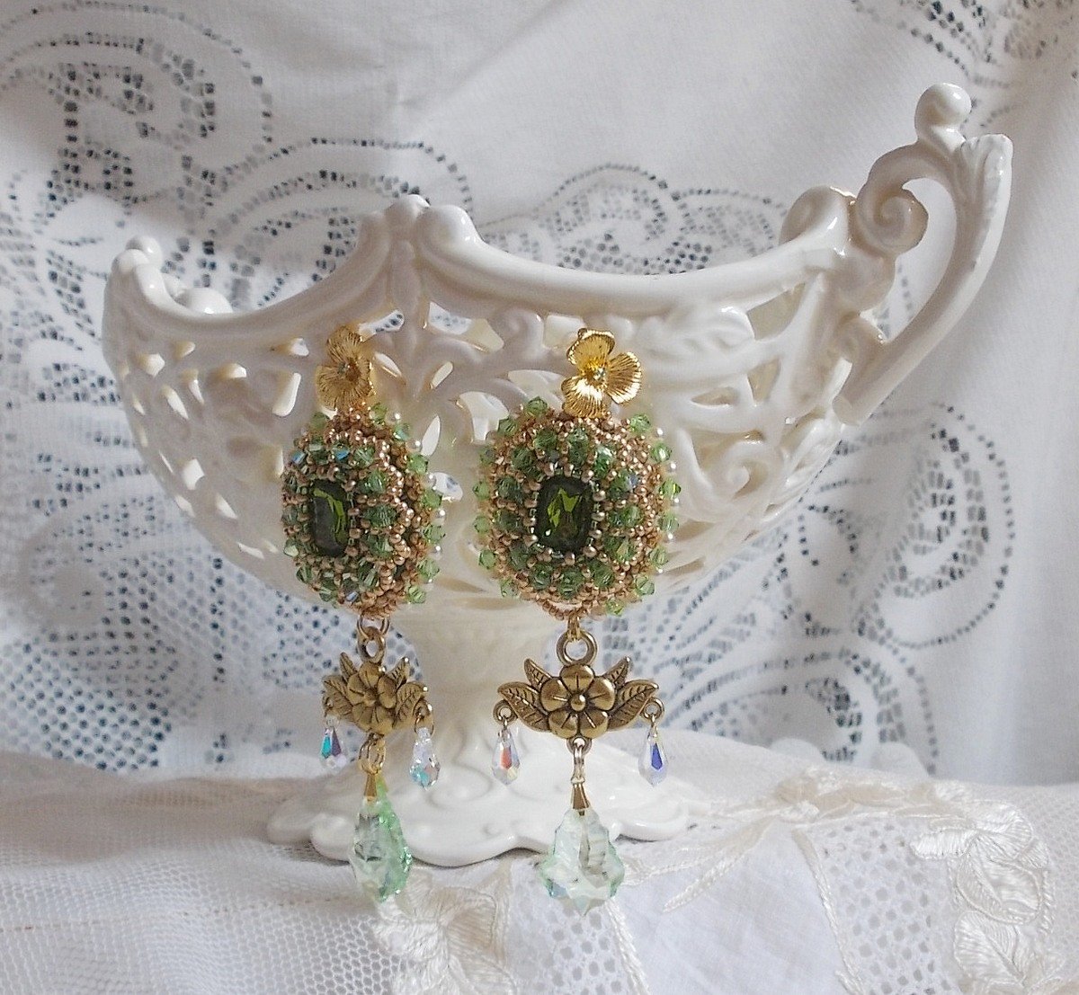BO Garden Party geborduurd met vintage groene cabochons, Swarovski kristallen, parels en Miyuki rocailles.
