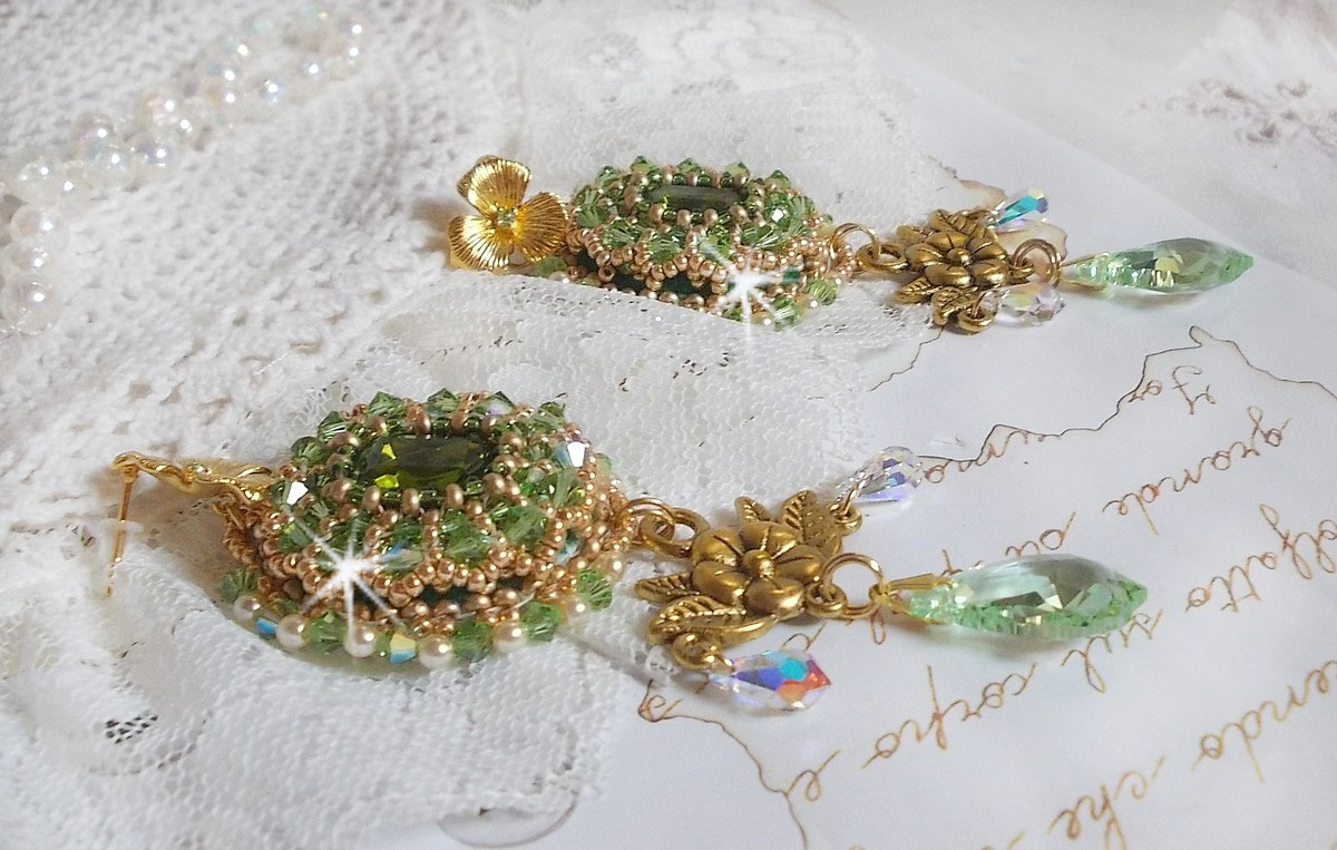 BO Garden Party geborduurd met vintage groene cabochons, Swarovski kristallen, parels en Miyuki rocailles.