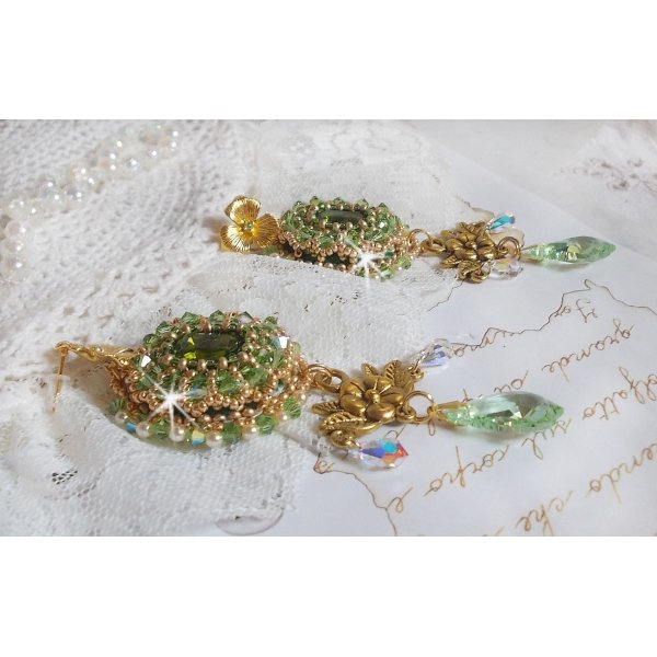 BO Garden Party geborduurd met vintage groene cabochons, Swarovski kristallen, parels en Miyuki rocailles.