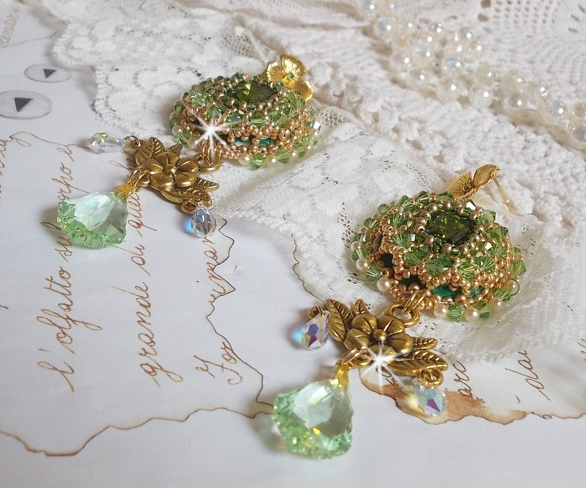 BO Garden Party geborduurd met vintage groene cabochons, Swarovski kristallen, parels en Miyuki rocailles.