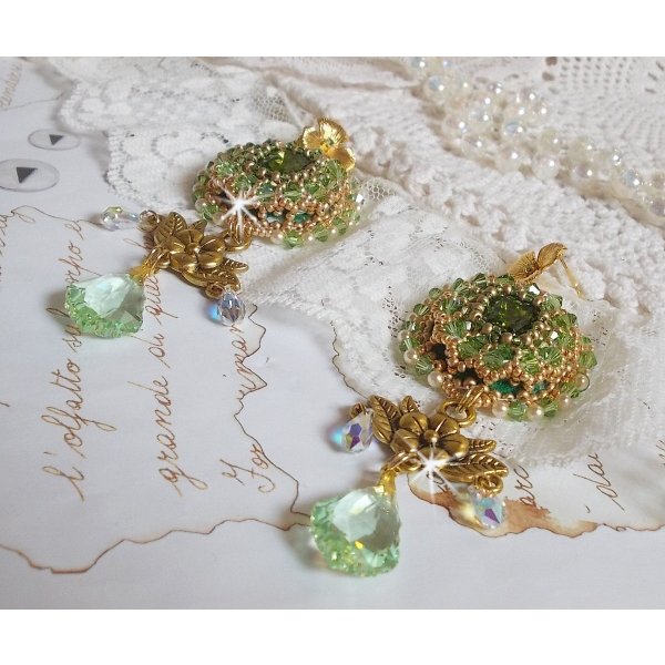 BO Garden Party geborduurd met vintage groene cabochons, Swarovski kristallen, parels en Miyuki rocailles.