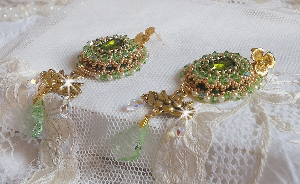 BO Garden Party geborduurd met vintage groene cabochons, Swarovski kristallen, parels en Miyuki rocailles.