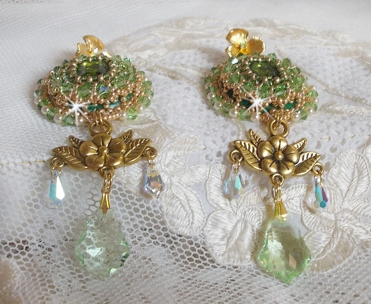 BO Garden Party geborduurd met vintage groene cabochons, Swarovski kristallen, parels en Miyuki rocailles.