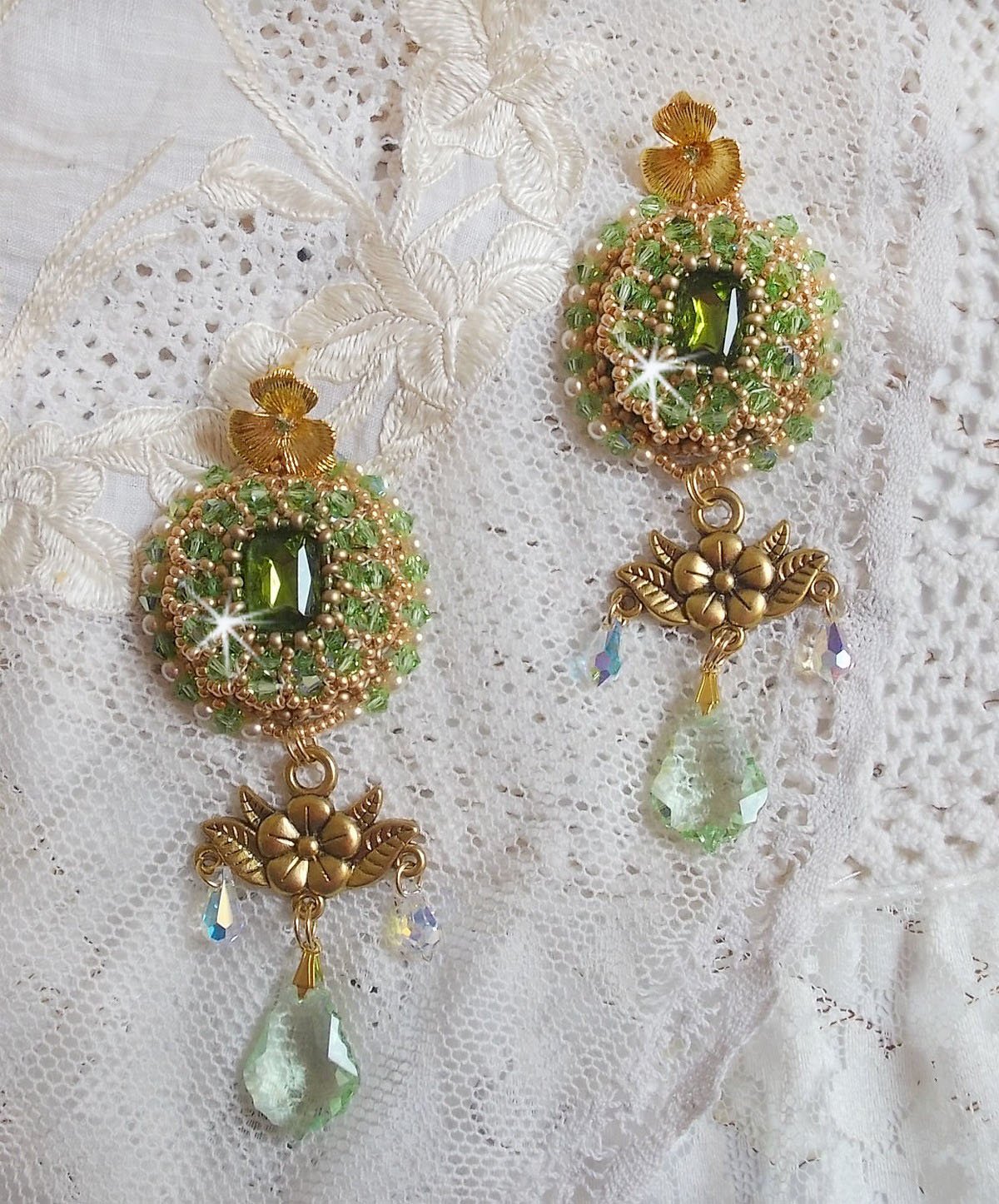 BO Garden Party geborduurd met vintage groene cabochons, Swarovski kristallen, parels en Miyuki rocailles.