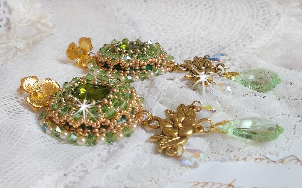 BO Garden Party geborduurd met vintage groene cabochons, Swarovski kristallen, parels en Miyuki rocailles.
