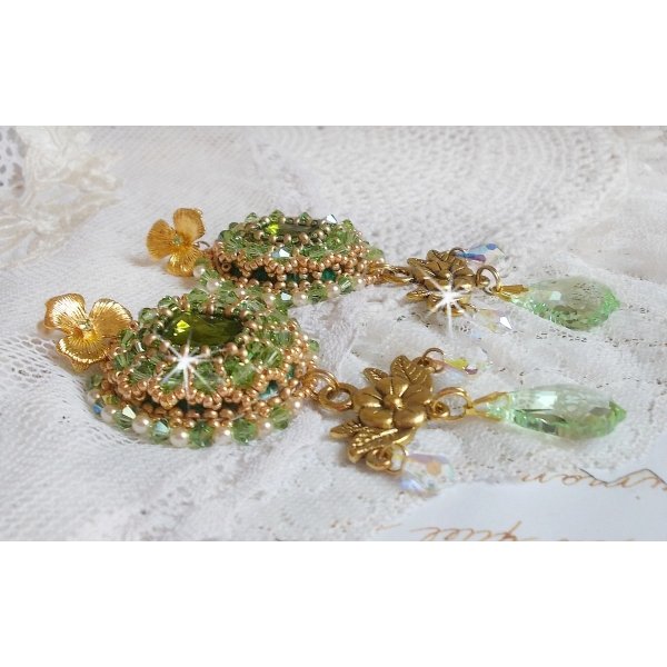 BO Garden Party geborduurd met vintage groene cabochons, Swarovski kristallen, parels en Miyuki rocailles.