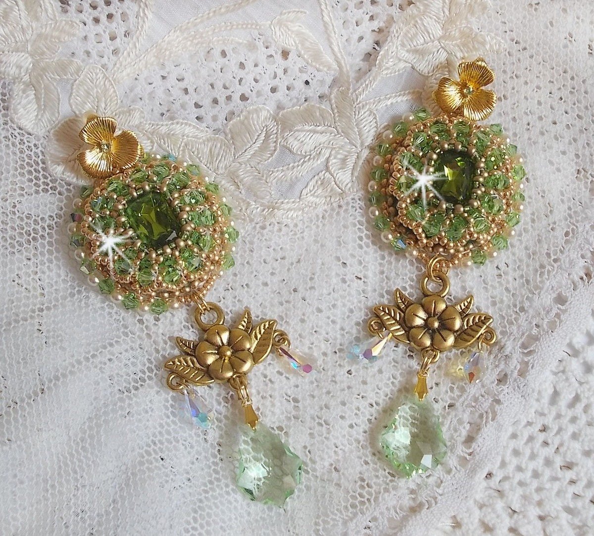 BO Garden Party geborduurd met vintage groene cabochons, Swarovski kristallen, parels en Miyuki rocailles.