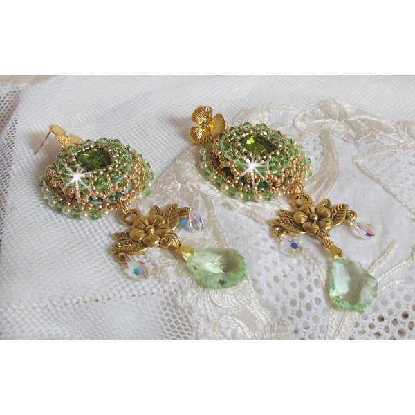 BO Garden Party geborduurd met vintage groene cabochons, Swarovski kristallen, parels en Miyuki rocailles.