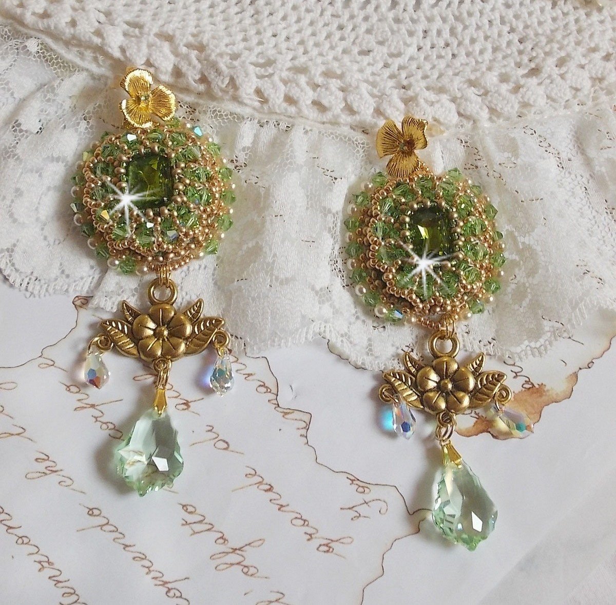 BO Garden Party geborduurd met vintage groene cabochons, Swarovski kristallen, parels en Miyuki rocailles.