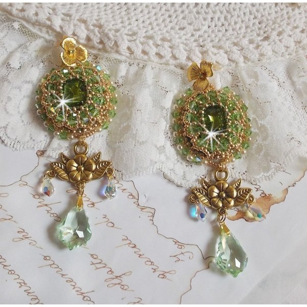 BO Garden Party geborduurd met vintage groene cabochons, Swarovski kristallen, parels en Miyuki rocailles.