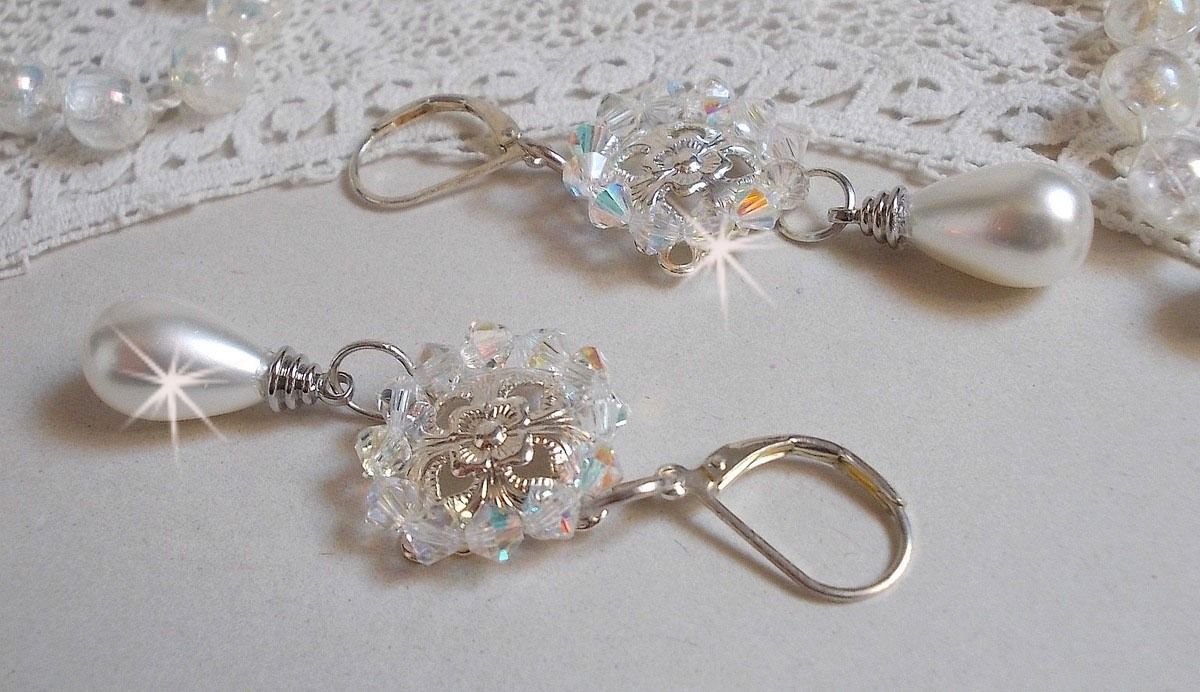 BO Gouttelettes Givrées met Swarovski kristallen tolletjes en witte Majorca parels