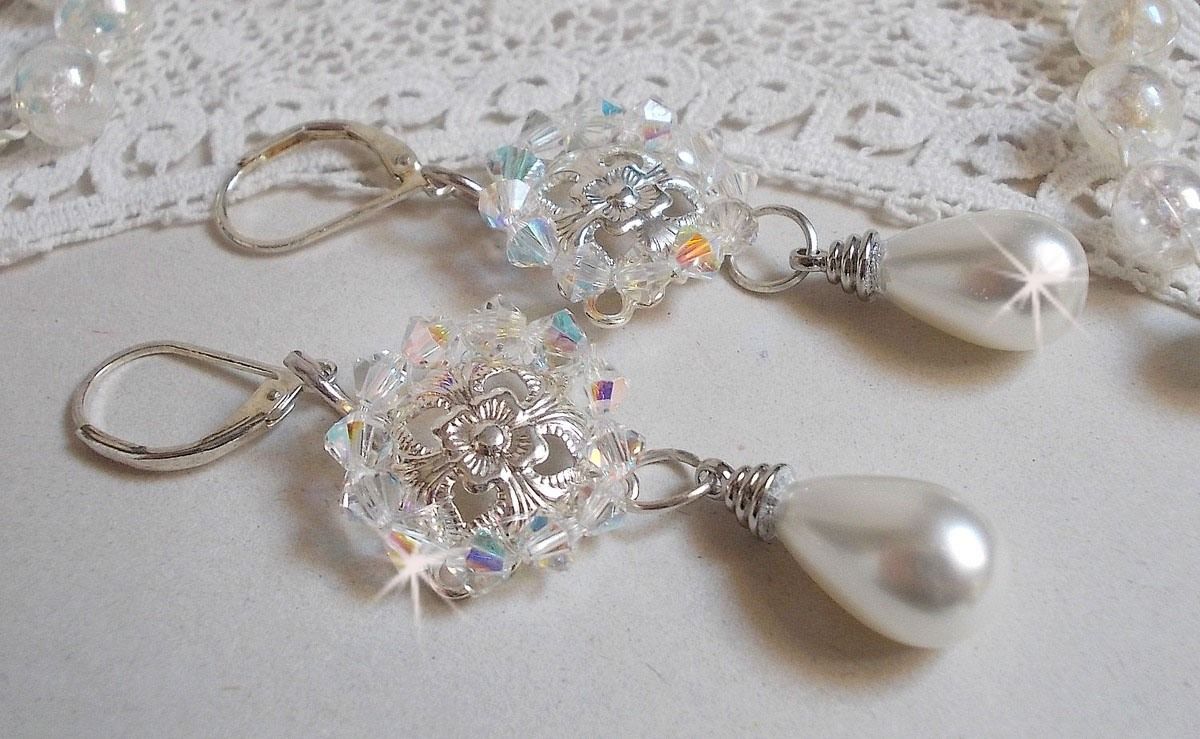 BO Gouttelettes Givrées met Swarovski kristallen tolletjes en witte Majorca parels