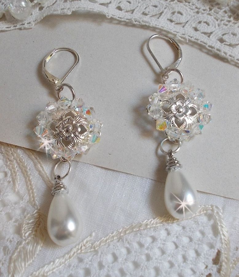 BO Gouttelettes Givrées met Swarovski kristallen tolletjes en witte Majorca parels