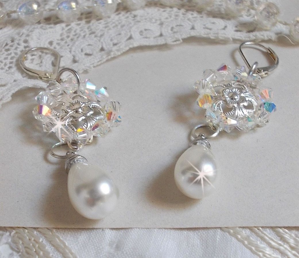 BO Gouttelettes Givrées met Swarovski kristallen tolletjes en witte Majorca parels
