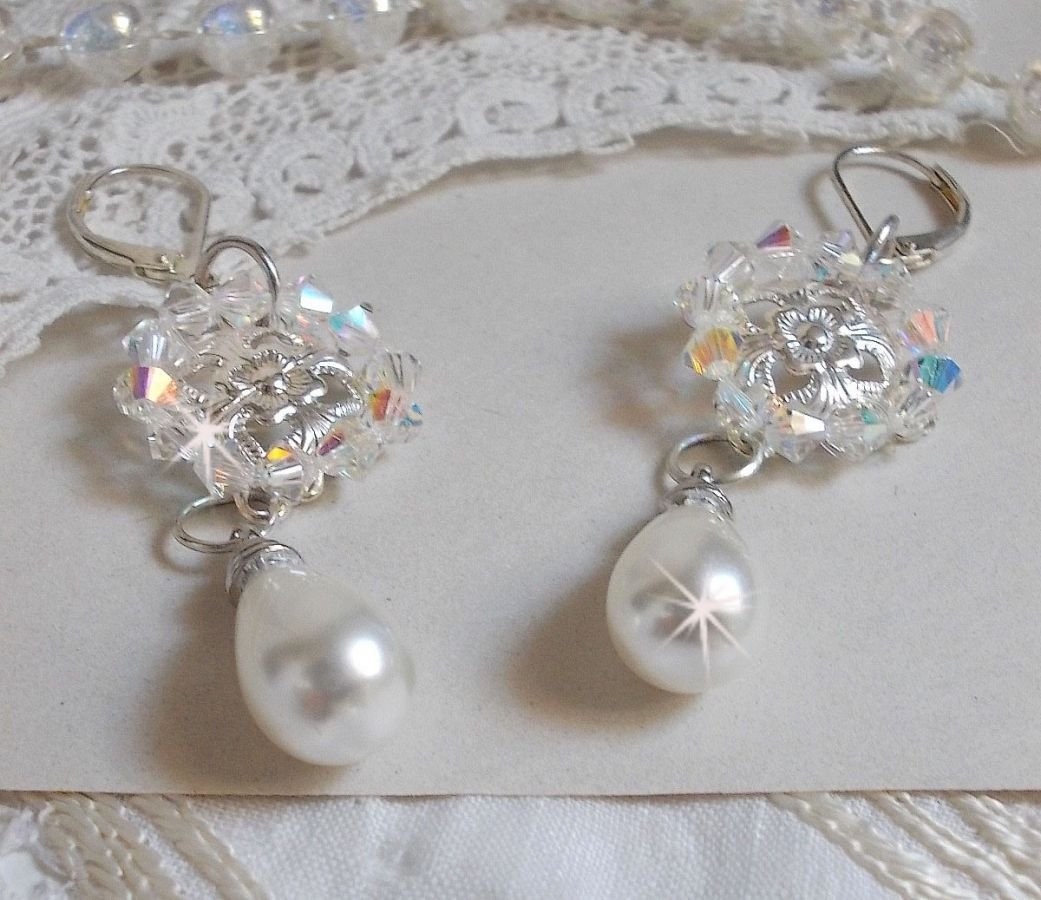 BO Gouttelettes Givrées met Swarovski kristallen tolletjes en witte Majorca parels