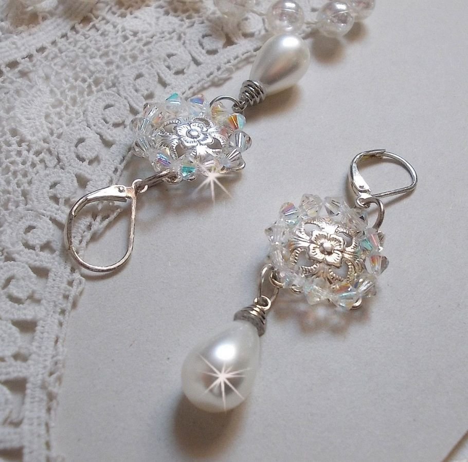 BO Gouttelettes Givrées met Swarovski kristallen tolletjes en witte Majorca parels