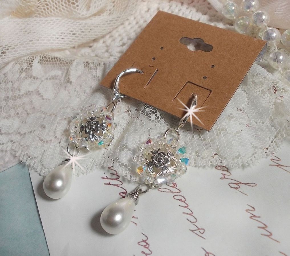 BO Gouttelettes Givrées met Swarovski kristallen tolletjes en witte Majorca parels