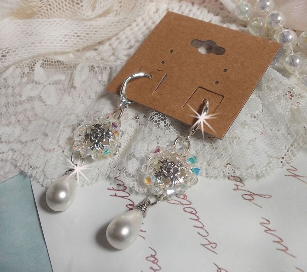BO Gouttelettes Givrées met Swarovski kristallen tolletjes en witte Majorca parels