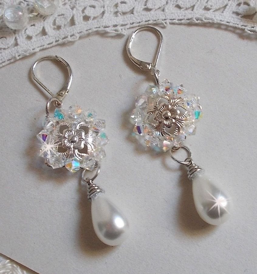 BO Gouttelettes Givrées met Swarovski kristallen tolletjes en witte Majorca parels