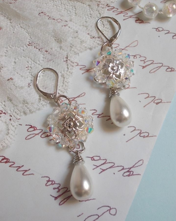 BO Gouttelettes Givrées met Swarovski kristallen tolletjes en witte Majorca parels