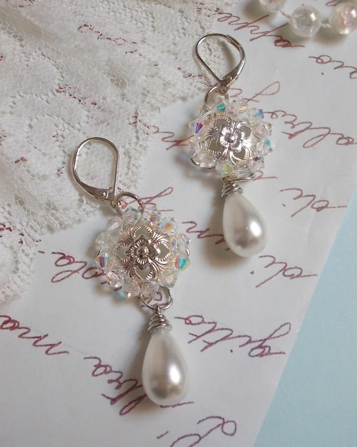 BO Gouttelettes Givrées met Swarovski kristallen tolletjes en witte Majorca parels