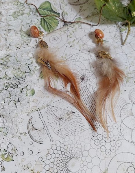 BO Grandes Plumes Ambre mont&eacute;es avec des plumes de Coq trois tons, breloques feuilles torsad&eacute;esl, cabochons en Verre et clips d&rsquo;oreilles en laiton