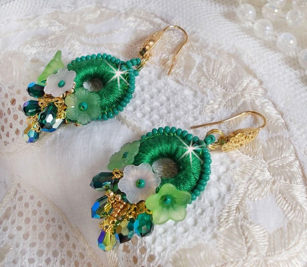 BO Green Iris geborduurd met smaragdgroen DMC katoen en Swarovski kristallen druppels
