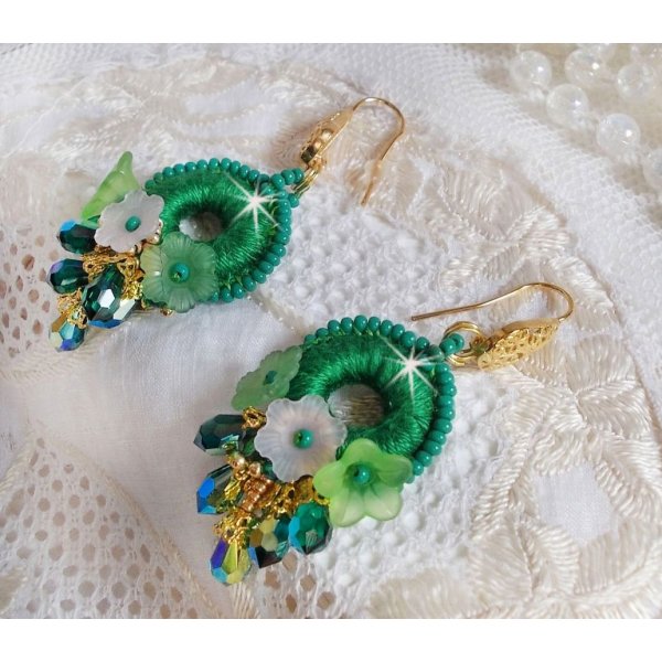 BO Green Iris geborduurd met smaragdgroen DMC katoen en Swarovski kristallen druppels