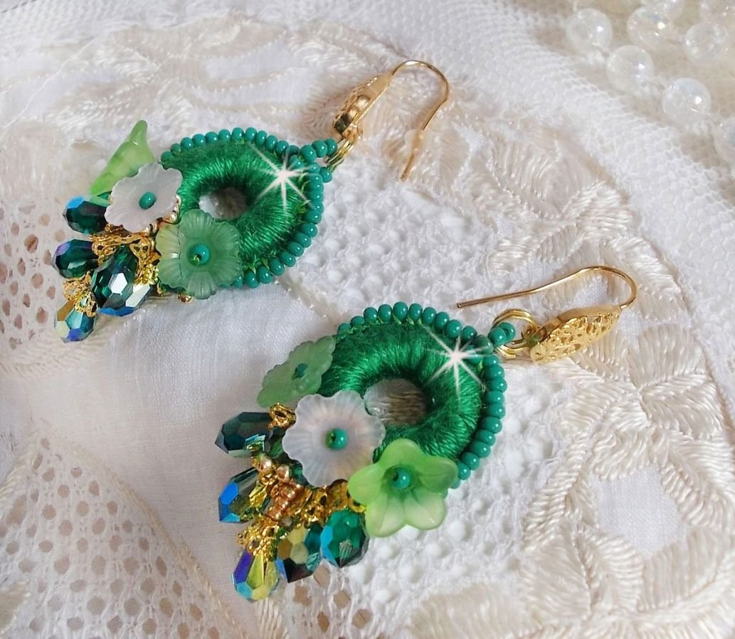 BO Green Iris geborduurd met smaragdgroen DMC katoen en Swarovski kristallen druppels