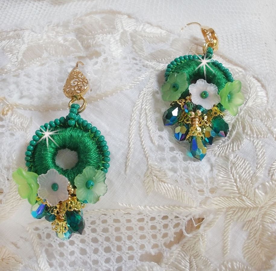 BO Green Iris geborduurd met smaragdgroen DMC katoen en Swarovski kristallen druppels