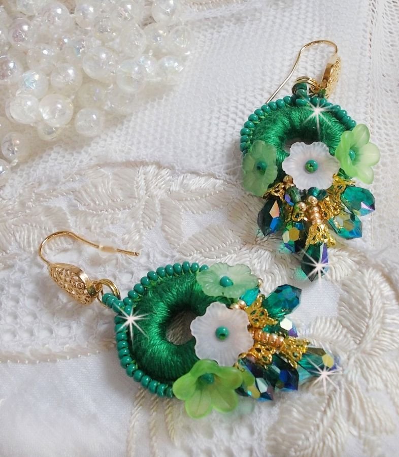 BO Green Iris geborduurd met smaragdgroen DMC katoen en Swarovski kristallen druppels