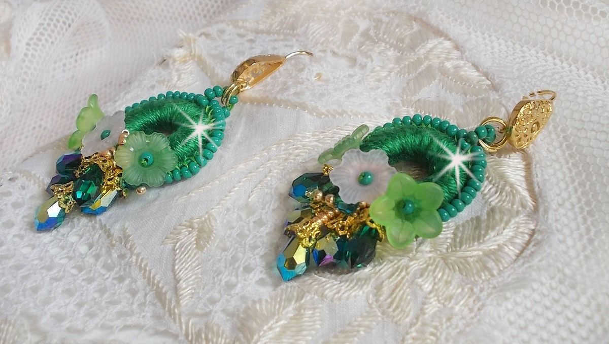 BO Green Iris geborduurd met smaragdgroen DMC katoen en Swarovski kristallen druppels