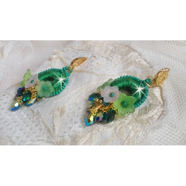 BO Green Iris geborduurd met smaragdgroen DMC katoen en Swarovski kristallen druppels