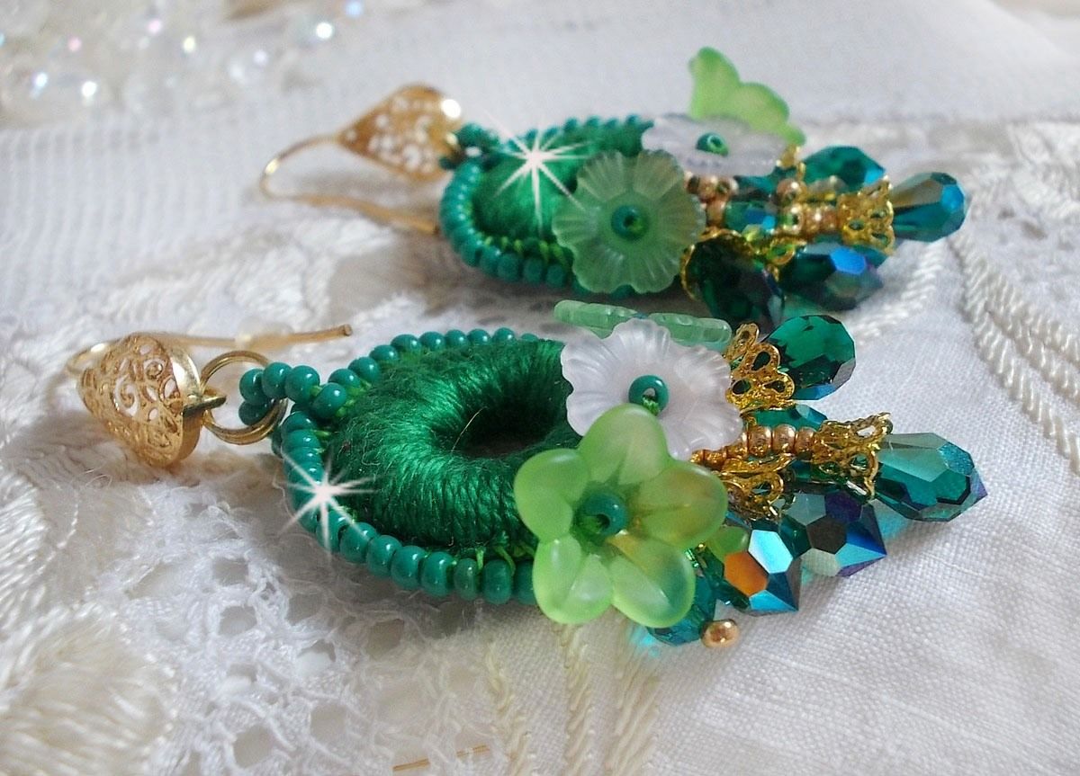 BO Green Iris geborduurd met smaragdgroen DMC katoen en Swarovski kristallen druppels