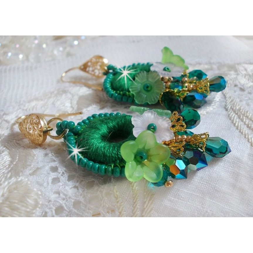 BO Green Iris geborduurd met smaragdgroen DMC katoen en Swarovski kristallen druppels